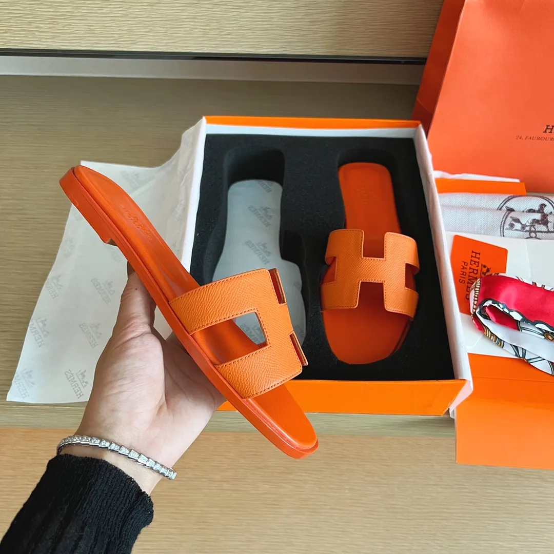 👟👟Ex-factory price👟👟Ex-factory price👟👟Ex-factory price 480👟👟Hermès) The packaging has been upgraded, and the layout and workmanship materials have been upgraded. Hermes®🔴Handmade Shoes👟👟 👟👟 Product Hermes Slippers🐎 —————————— The 2023 early spring new model is the same as the original version, purely handmade by masters! ❥High-end customization, exclusive products, industry❥Using: Hermers upper: Italian imported cowhide + original custom-grade Australian sheepskin feet + genuine leather outsole (pursuing walking comfort) 👟👟 ~~〰〰〰〰❥ Packaging: ✔🚦Pay attention to the exclusive packaging ��Original quality on sale━━━━Hermes━━━━━ size: 35-40 (34.41.42 custom-made, non-refundable)